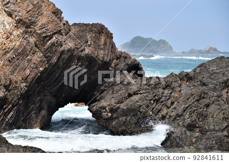 Tatagase Coast (Sea Cave/Mimiana Island) [Kihoku Town, Kitamuro District, Mie Prefecture] 92841611