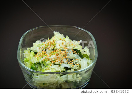 今天的晚餐：一盤捲心菜、裙帶菜和黃瓜namul，也可以作為普通菜餚 92841922