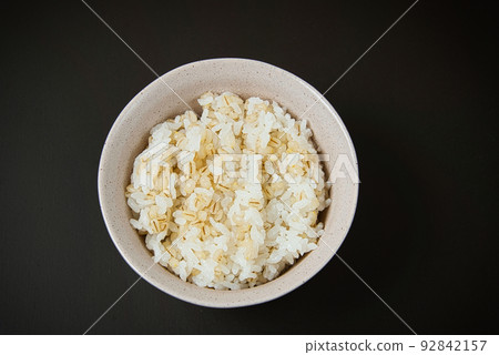 Today's dinner: The popular glutinous barley rice cooked with 1 part glutinous barley and 3 parts white rice in a rice bowl. Today's dinner: The popular glutinous barley rice cooked with 1 part glutinous barley and 3 parts white rice in a rice bowl. 92842157