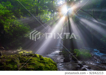 [Light beam material] Summer Tatsugaeshi Falls [Nagano Prefecture] 92842213