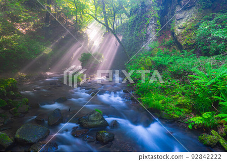 [Light beam material] Summer Tatsugaeshi Falls [Nagano Prefecture] 92842222
