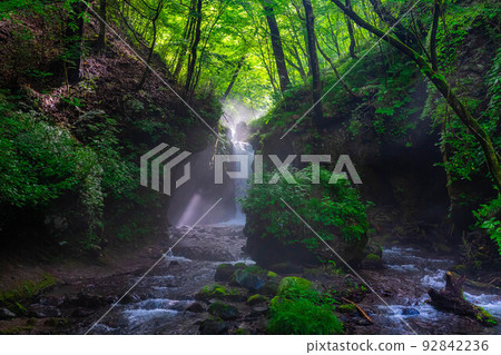 [Light beam material] Summer Tatsugaeshi Falls [Nagano Prefecture] 92842236