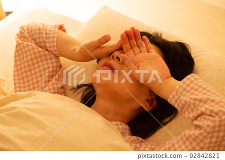 睡不著睡在臥室的中年婦女 睡不著睡在臥室的中年婦女 92842821