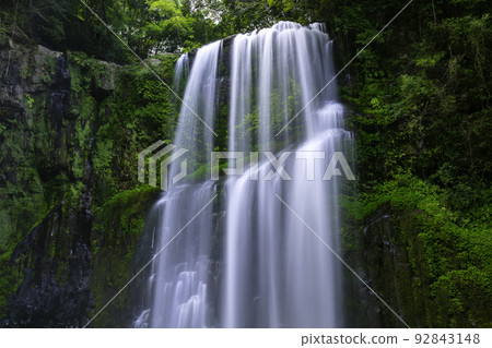 Oita Prefecture's Famous Waterfall: Beautiful Sakura Falls (Amase-cho, Hita City, Oita Prefecture) 92843148
