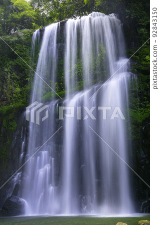 Oita Prefecture's Famous Waterfall: Beautiful Sakura Falls (Amase-cho, Hita City, Oita Prefecture) 92843150