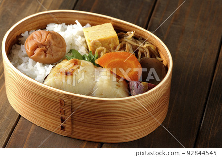 Saikyo-yaki 便當盒，在米飯、玉子燒和燉菜上放有大的酸梅。 92844545