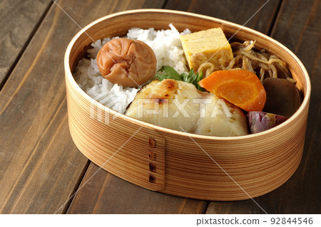 Saikyo-yaki 便當盒，在米飯、玉子燒和燉菜上放有大的酸梅。 92844546