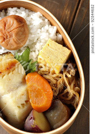 西京燒便當盒的鳥瞰圖，米飯、玉子燒和燉菜上放著大醃李子。 92844682