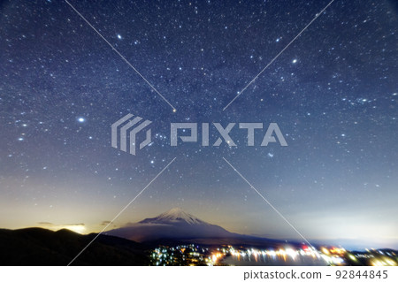 Winter constellations and Mt.Fuji/Lake Yamanaka seen from Panoramadai 92844845