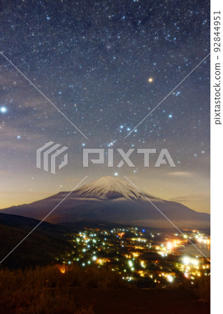 Orion and Mt.Fuji seen from Lake Yamanaka and Mt. 92844951