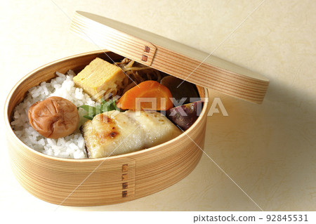 Saikyo-yaki 便當盒，在米飯、玉子燒和燉菜上放有大的酸梅。 92845531