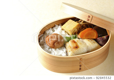 Saikyo-yaki 便當盒,在米飯、玉子燒和燉菜上放有大的酸梅。 Saikyo-yaki 便當盒,在米飯、玉子燒和燉菜上放有大的酸梅。 92845532