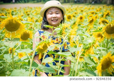 Boys and girls photographed in the blooming hills of Blumen, Shiga Agricultural Park in Hino Town, Gamo District, Shiga Prefecture Boys and girls photographed in the blooming hills of Blumen, Shiga Agricultural Park in Hino Town, Gamo District, Shiga Prefecture 92846350