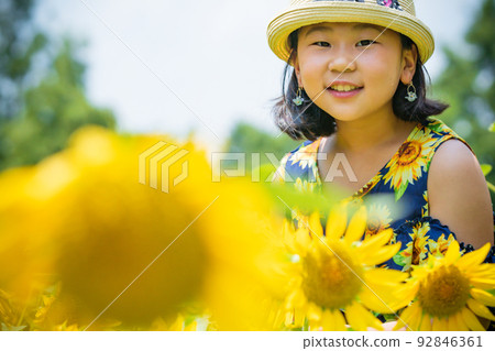 Boys and girls photographed in the blooming hills of Blumen, Shiga Agricultural Park in Hino Town, Gamo District, Shiga Prefecture Boys and girls photographed in the blooming hills of Blumen, Shiga Agricultural Park in Hino Town, Gamo District, Shiga Prefecture 92846361