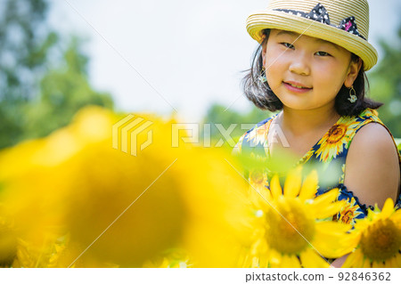 Boys and girls photographed in the blooming hills of Blumen, Shiga Agricultural Park in Hino Town, Gamo District, Shiga Prefecture Boys and girls photographed in the blooming hills of Blumen, Shiga Agricultural Park in Hino Town, Gamo District, Shiga Prefecture 92846362