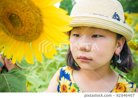 Boys and girls photographed in the blooming hills of Blumen, Shiga Agricultural Park in Hino Town, Gamo District, Shiga Prefecture Boys and girls photographed in the blooming hills of Blumen, Shiga Agricultural Park in Hino Town, Gamo District, Shiga Prefecture 92846407