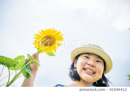 Boys and girls photographed in the blooming hills of Blumen, Shiga Agricultural Park in Hino Town, Gamo District, Shiga Prefecture Boys and girls photographed in the blooming hills of Blumen, Shiga Agricultural Park in Hino Town, Gamo District, Shiga Prefecture 92846412