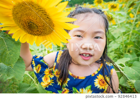 Boys and girls photographed in the blooming hills of Blumen, Shiga Agricultural Park in Hino Town, Gamo District, Shiga Prefecture 92846413