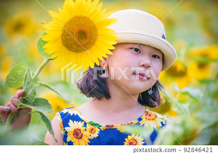 Boys and girls photographed in the blooming hills of Blumen, Shiga Agricultural Park in Hino Town, Gamo District, Shiga Prefecture Boys and girls photographed in the blooming hills of Blumen, Shiga Agricultural Park in Hino Town, Gamo District, Shiga Prefecture 92846421