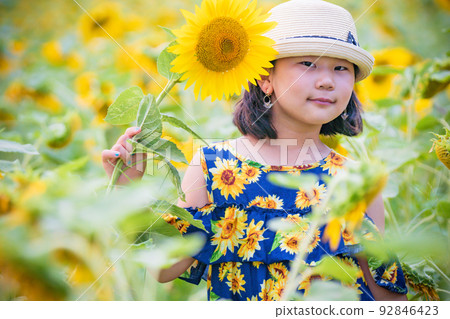Boys and girls photographed in the blooming hills of Blumen, Shiga Agricultural Park in Hino Town, Gamo District, Shiga Prefecture 92846423