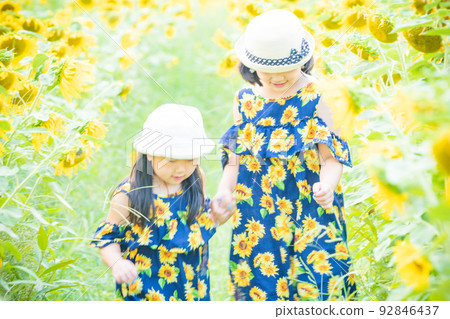 Boys and girls photographed in the blooming hills of Blumen, Shiga Agricultural Park in Hino Town, Gamo District, Shiga Prefecture Boys and girls photographed in the blooming hills of Blumen, Shiga Agricultural Park in Hino Town, Gamo District, Shiga Prefecture 92846437