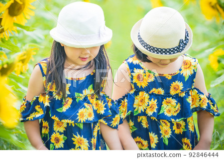 Boys and girls photographed in the blooming hills of Blumen, Shiga Agricultural Park in Hino Town, Gamo District, Shiga Prefecture 92846444