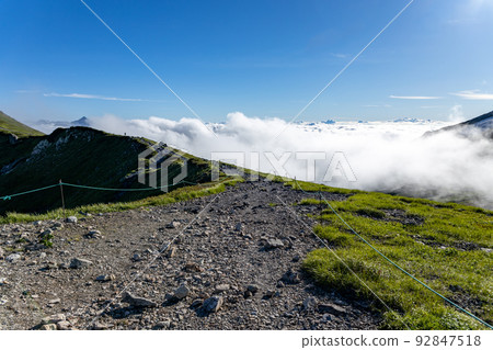 山脊上的山路 92847518