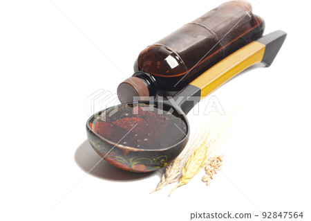 Concept of fresh drink, kvass with spikelets, wheat grains 92847564