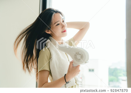 Women dry hair 92847870