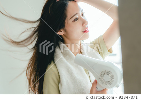 女人乾頭發 92847871