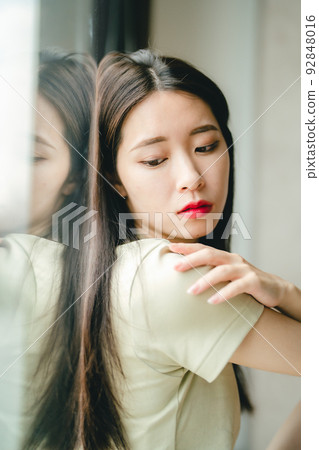 窗口肖像 窗口肖像 92848016