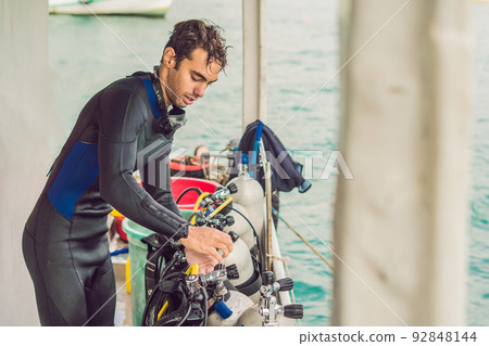 Diver preparing to dive into the sea 92848144