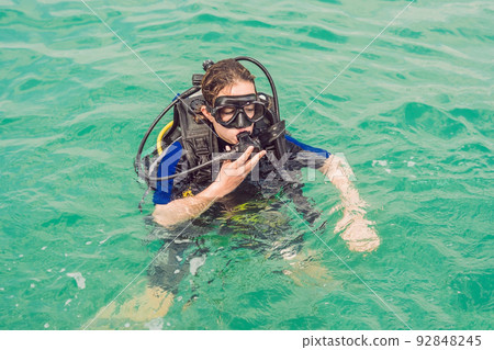 Divers on the surface of water ready to dive 92848245