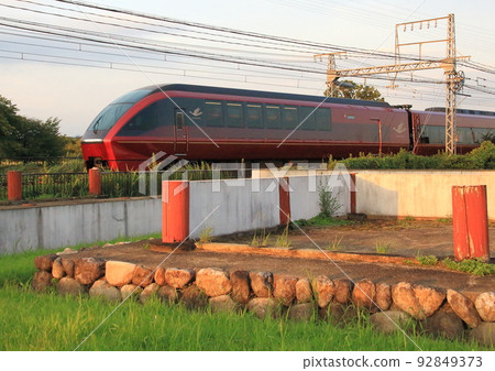 "Limited Express Hinotori" on the Kintetsu Line runs past the restored ruins of the Nara Heijo Palace, a World Heritage site. 92849373