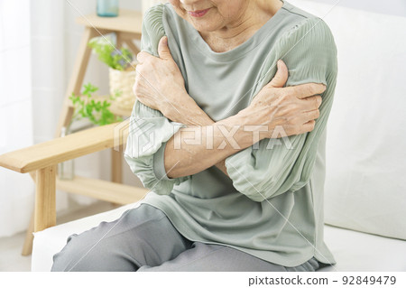 資深女性在室內感到寒意，不露面 92849479