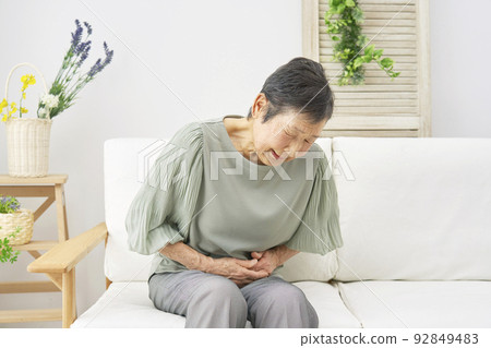在家感到胃痛的資深婦女 92849483