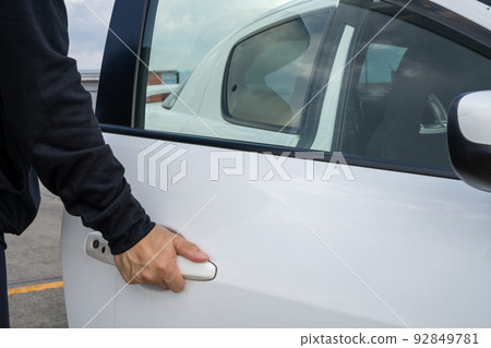 男人打開車門 男人打開車門 92849781