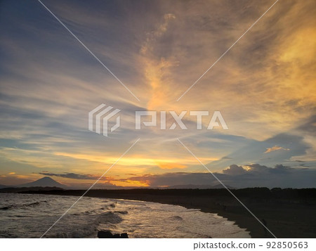 Mt.Fuji, sunset, and afterglow on the beach seen from the beach on Nishihama Beach in Chigasaki City, Kanagawa Prefecture [July] 92850563