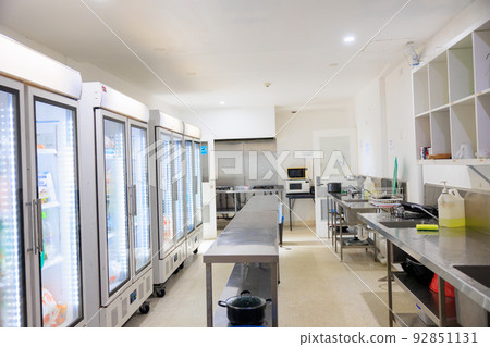 hostel kitchen 92851131