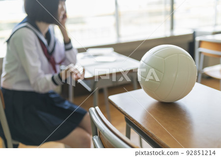 High school girls talking with classmates 92851214