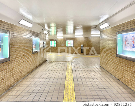Underpass that splits into two Underpass that splits into two 92851285