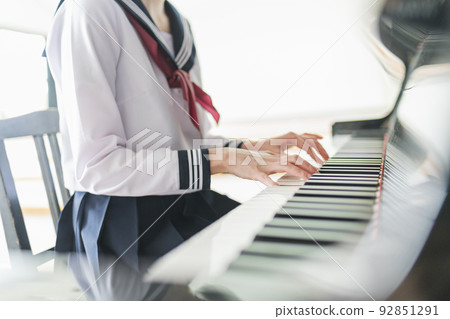 學校音樂室彈鋼琴的高中女生 學校音樂室彈鋼琴的高中女生 92851291