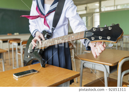 調音教室吉他的高中女孩 92851311