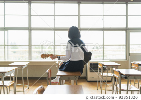 高中女生在教室裡彈吉他 92851320