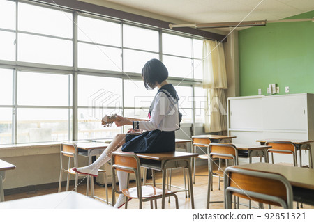 High school girl playing the guitar in the classroom 92851321