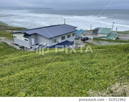 A house that can withstand the rough waves and severe climate of Cape Erimo 92852962