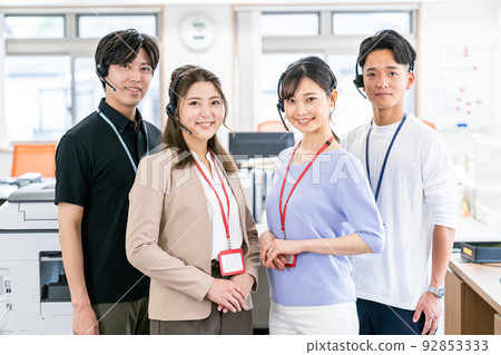 在辦公室工作的操作員 92853333