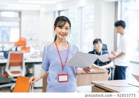 Business woman working in the office 92853773