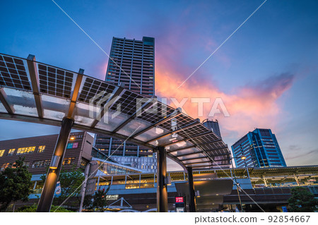 日本川崎市容 武藏小杉站前的摩天大樓在傍晚的燈光下，太陽能電池板排成一排 92854667
