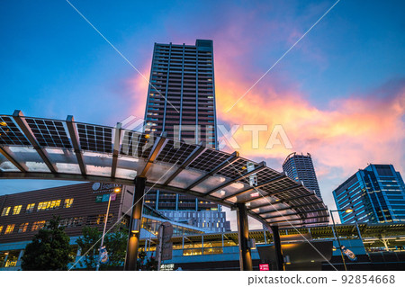 日本川崎市容 武藏小杉站前的摩天大樓在傍晚的燈光下，太陽能電池板排成一排 92854668